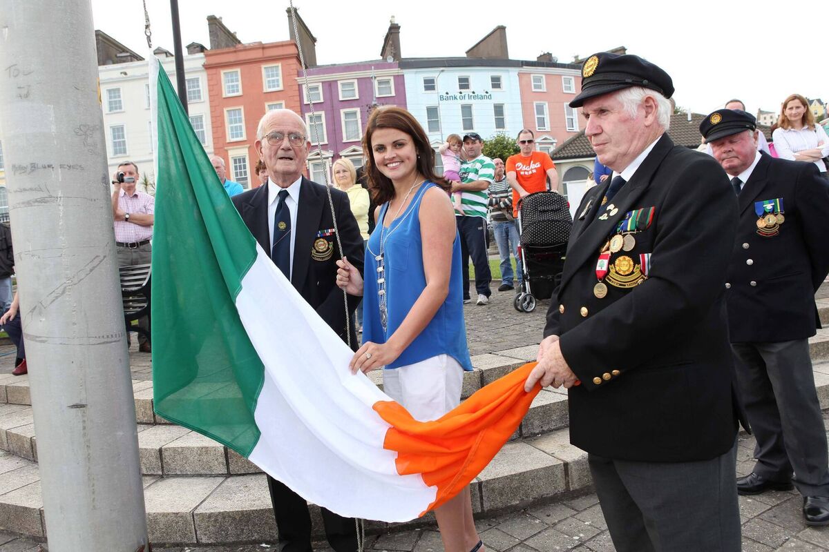 95 year old Michael Kelly from Crosshaven, the last remaining soldier present in Spike Island in 1938, and Deputy Mayor of Cobh, Cllr Sinead Sheppard prepare to raise the flag during a ceremony in 2011 to commemorate the first time that the Irish tricolour was raised on Spike Island in 1938. Pic: Diane Cusack
