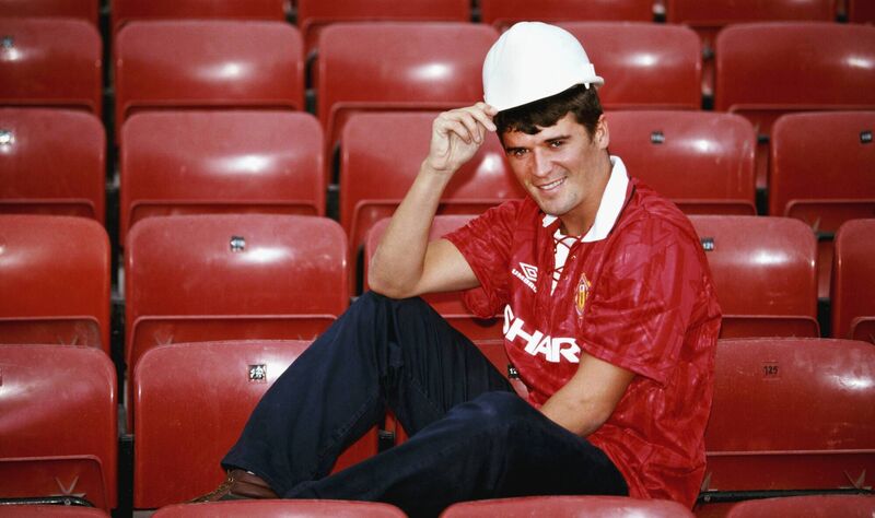New Manchester United signing Roy Keane poses with a builders hard hat at Old Trafford after signing from Nottingham Forest ahead of the 1993/94 season. (Photo by Mike Hewitt/Allsport/Getty Images)