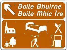 An chomharthaíocht turasóireachta agus fóillíochta a cuirfear in airde ar bhóthar nua an N22 ag druidim le rampaí na n-acomhal i dtreo Gaeltacht Mhúscraí.