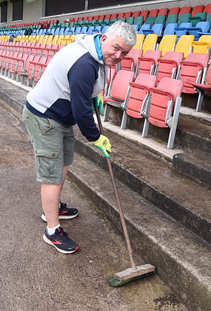 Shane Foley taking part in Mayfield GAA Club's community clean-up. Picture: Denis Minihane.