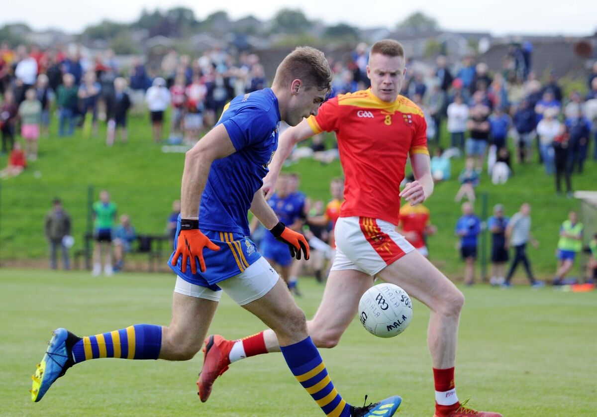 Ian Maguire of St. Finbarr's soloing along the wing as Mallow's Eoin Stanton prepares to challenge. Picture Denis Minihane. Ian Maguire of St. Finbarr's soloing along the wing as Mallow's Eoin Stanton prepares to challenge. Picture Denis Minihane.