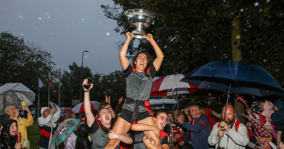 PICS: Sea of red gathers in Cork to welcome home All Ireland Camogie Champions - Vimarsana News