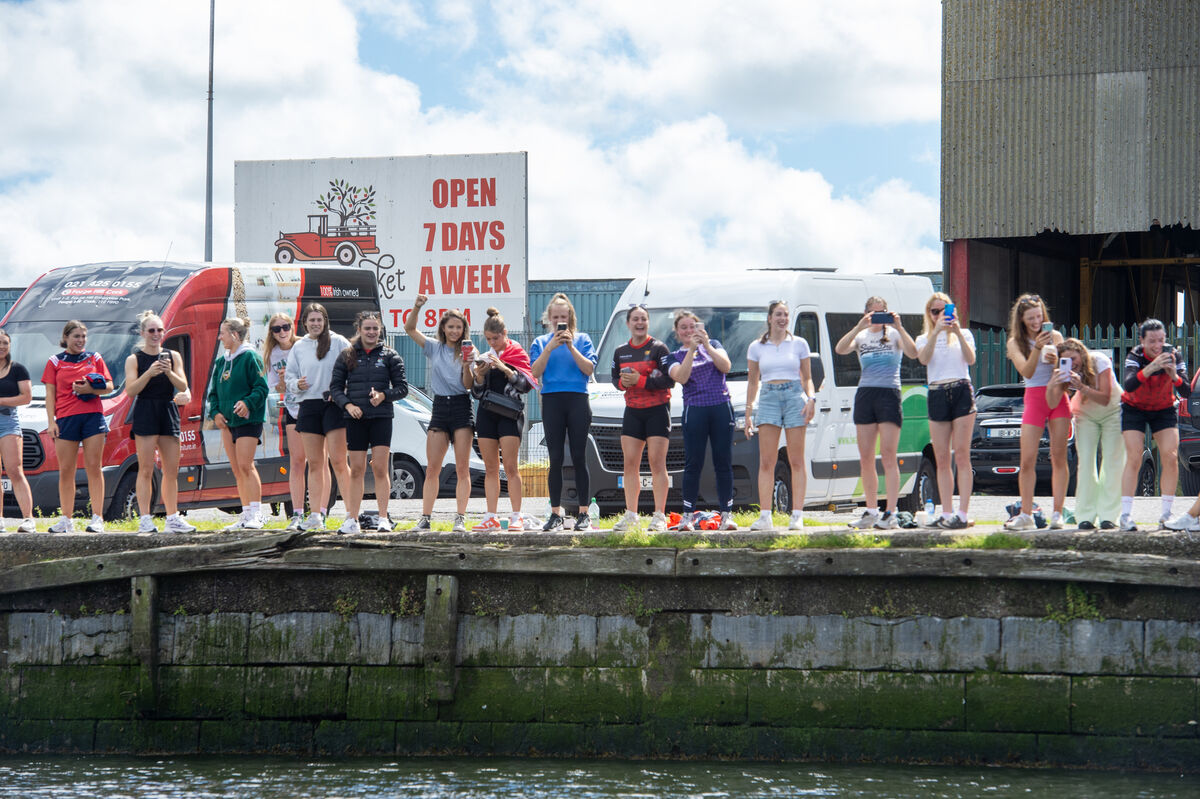  The Cork Camogie squad welcome Cork's Hannah Looney on Kennedy Quay as she is rowed up the Lee on a rowing boat with the O'Duffy Cup. Picture: Dan Linehan