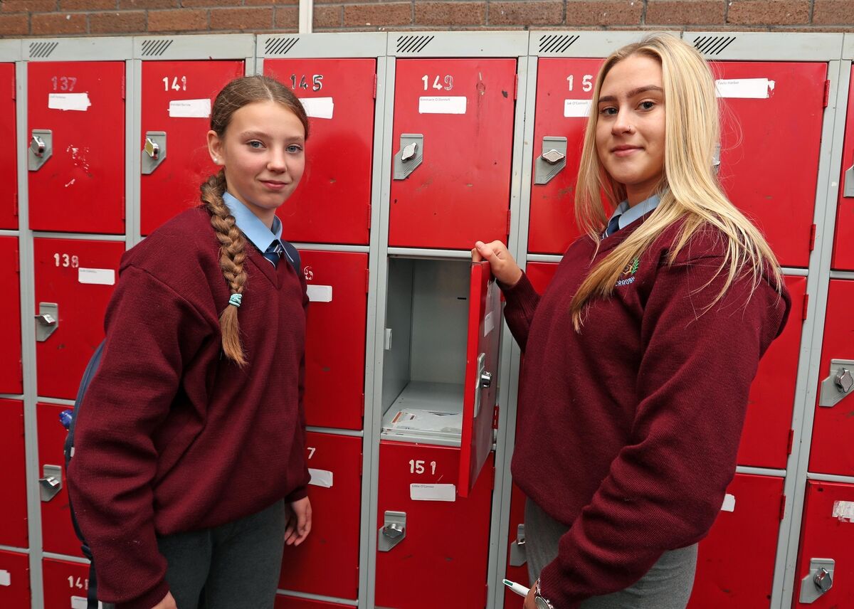 1st year student Ellie Lane, is shown the locker setup by her cousin Sophie Lane, 4th year. Picture: Jim Coughlan.