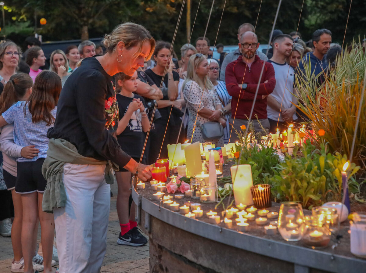 Members of the Crosshaven local community turned out for a candlelight vigil in memory of Emili Roman who lost her life in a tragic accident at Fountainstown Beach, Co. Cork. - Picture: David Creedon