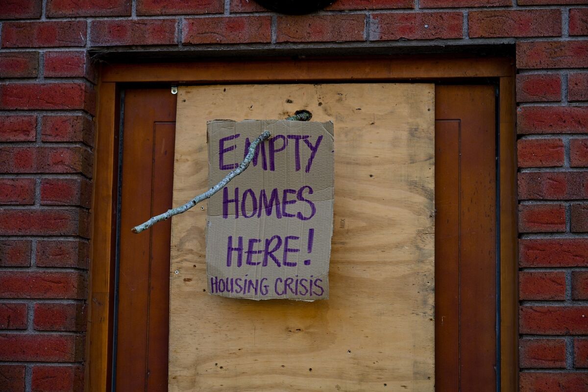 Tenants living in Glentrasna, Cork city protesting poor housing conditions: Picture by Chani Anderson