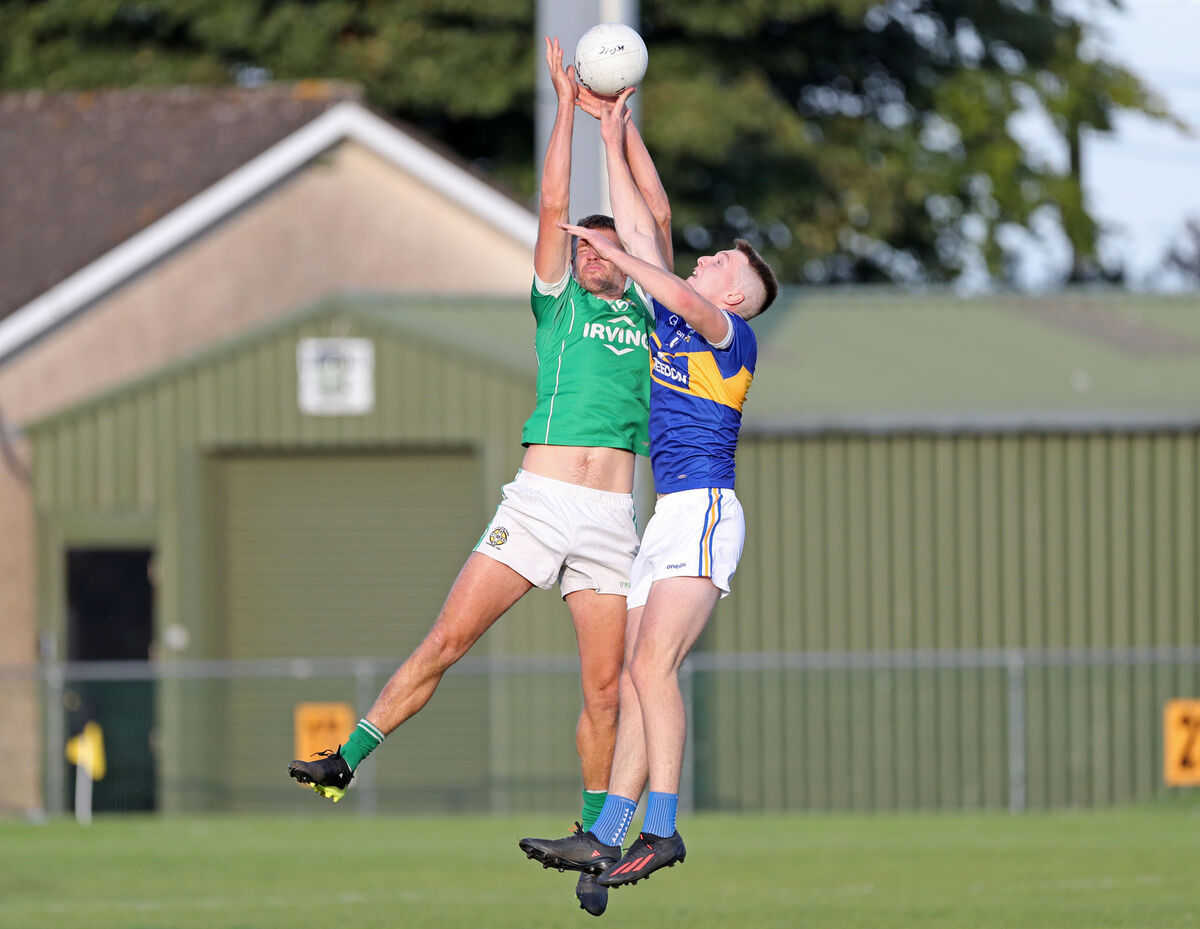  Ciaran O'Sullivan, Kilshannig, challenges Pearse O'Neill, Aghada. Picture: Jim Coughlan.