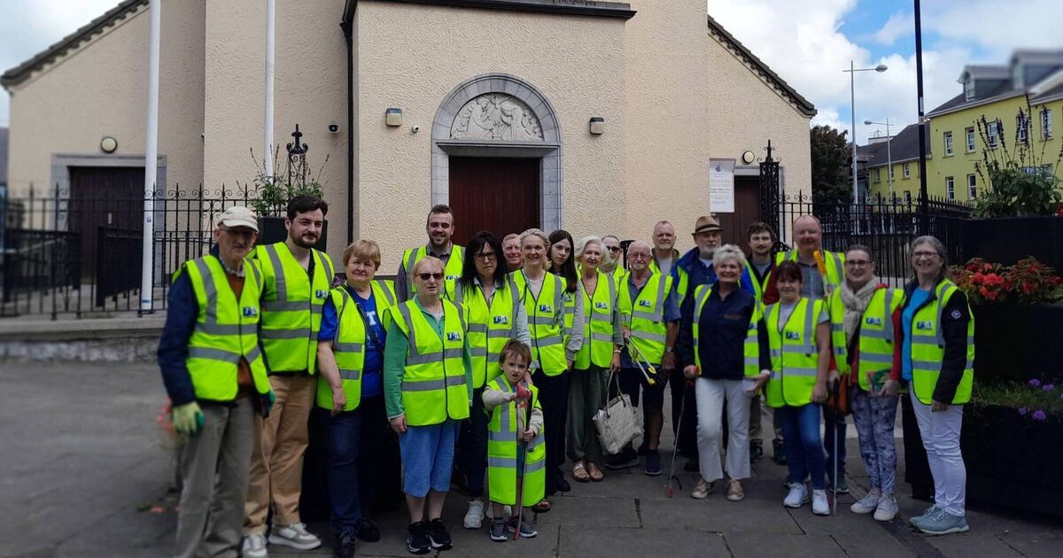 Locals get together to keep Blackpool clean - Vimarsana News