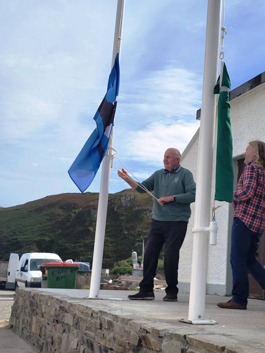 The Fastnet Flag being raised by Micheal O Ceadogain at Flags Day on the island. The Fastnet Flag being raised by Micheal O Ceadogain at Flags Day on the island.