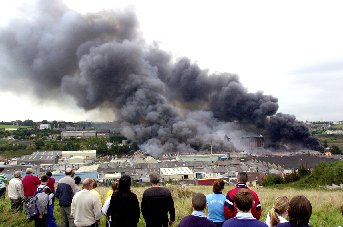 Crowds gathered watching the fire at the Sunbeam Complex in Cork. Picture: Denis Minihane.