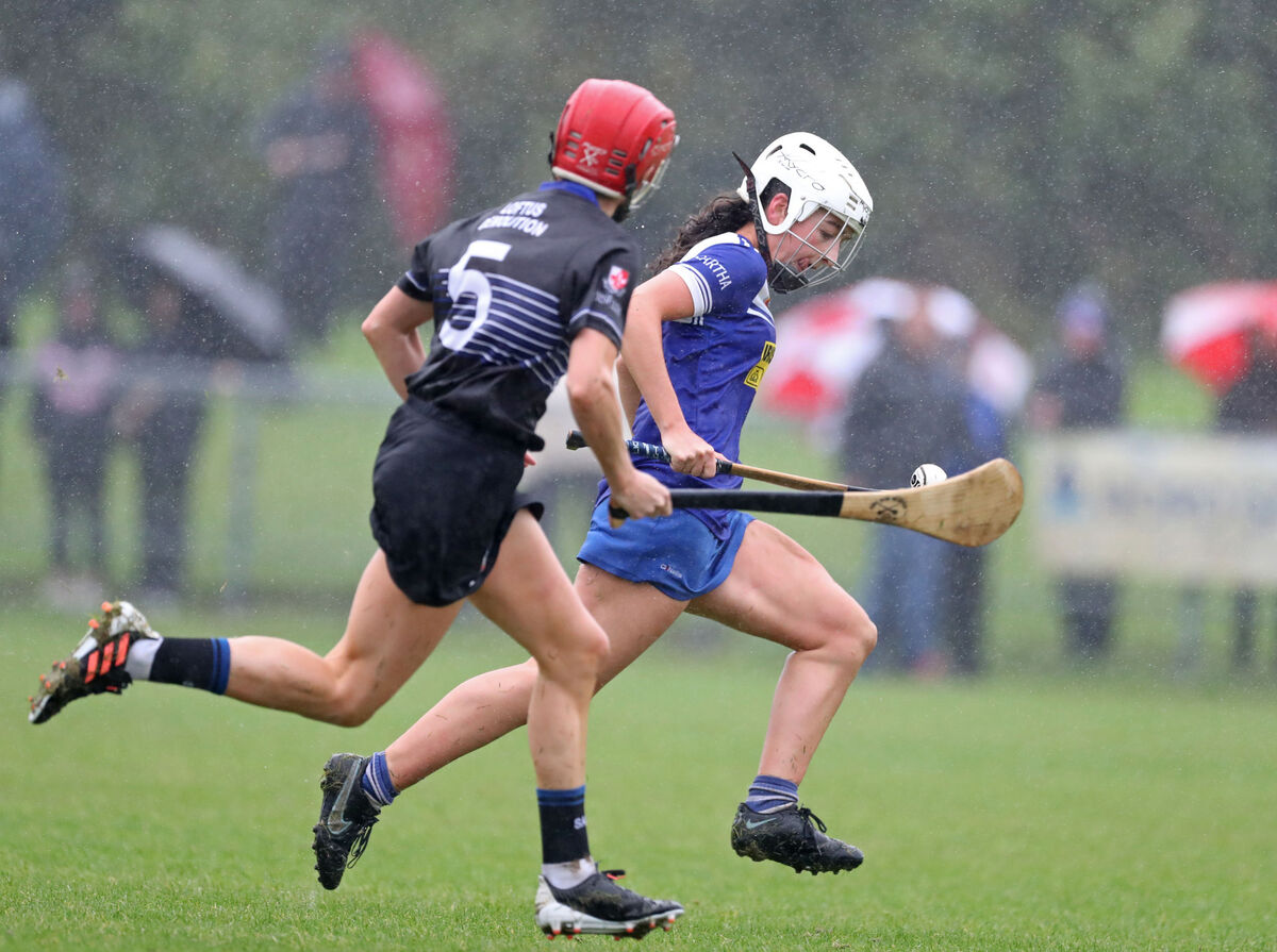 Niamh O'Callaghan, Sarsfields, chases Eimear O'Reilly, Inniscarra. Picture: Jim Coughlan. Niamh O'Callaghan, Sarsfields, chases Eimear O'Reilly, Inniscarra. Picture: Jim Coughlan.