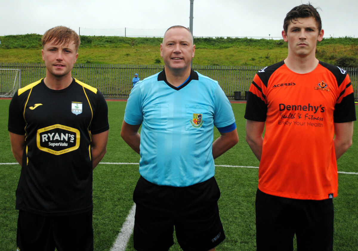 Grangevale's captain Alan Buckley (right) with Riverstown's Alex O'Driscoll, accompanied by referee Alan McDonnagh.