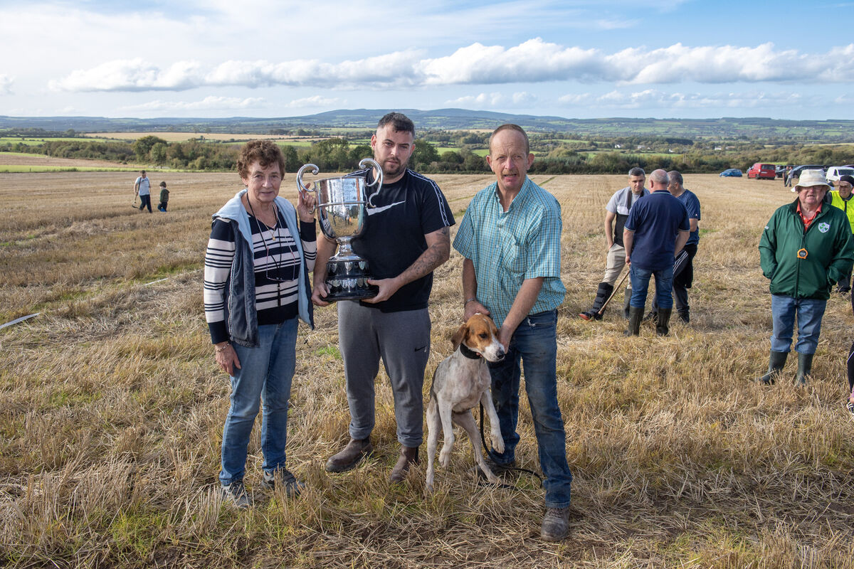  Gerry Murphy, Shanakiel Harriers, with Tigers Boy winner of the Gurranabraher Credit Union Senior All-Ireland Draghunt, as Adam O'Sullivan makes the presentation to Sheila Cummins with the John O'Mahony Memorial Trophy. Picture: Dan Linehan
