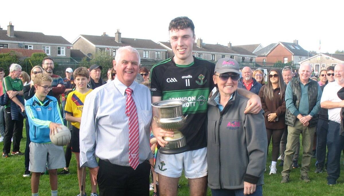 Nemo Rangers hurling captain Barry Cripps receiving the trophy from Seandún chairman Michael Higgins and Jess O'Sullivan. Nemo Rangers hurling captain Barry Cripps receiving the trophy from Seandún chairman Michael Higgins and Jess O'Sullivan.