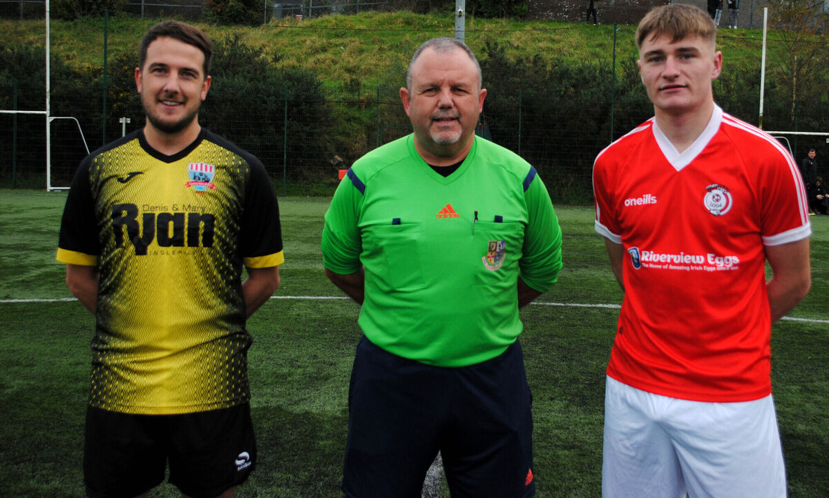 Watergrasshill's Sean Desmond (right) with Castleview's Danny O'Donoghue, accompanied by referee Paul O'Sullivan.