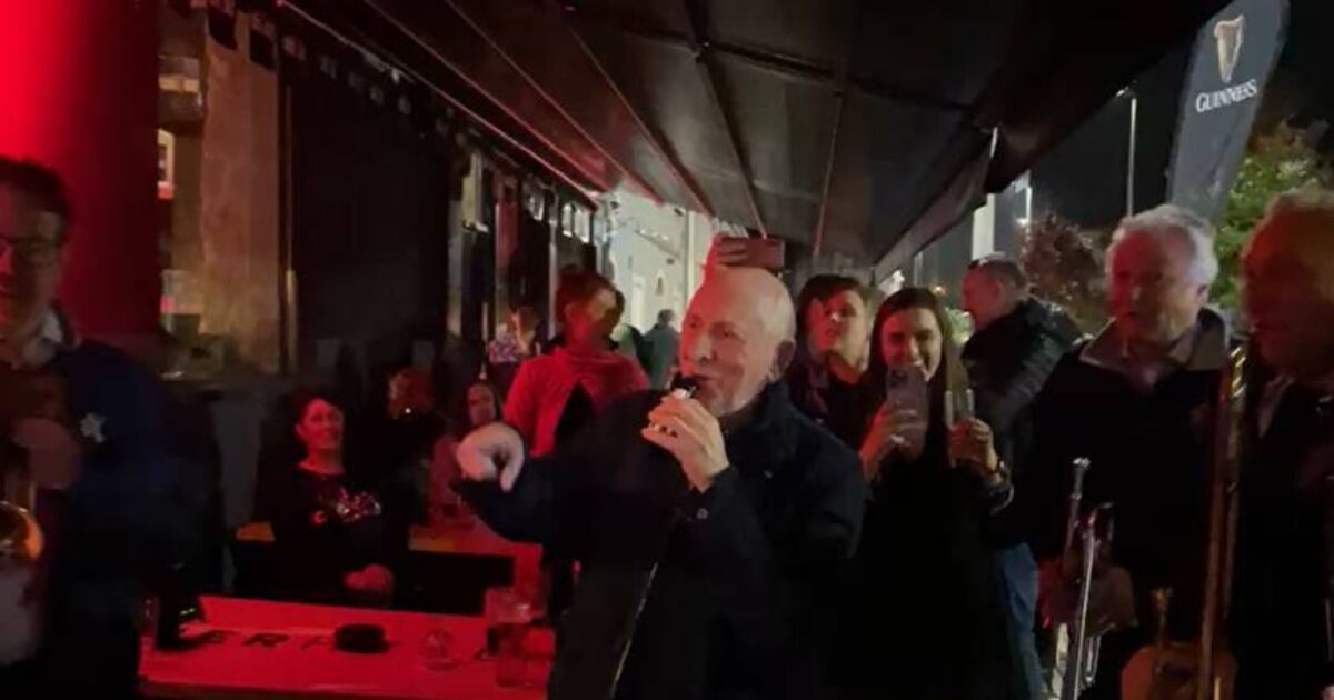 WATCH: Cork man (81) gives impressive impromptu performance during jazz festival celebrations - Vimarsana News