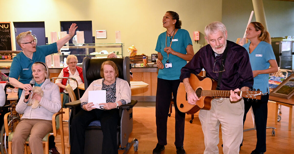 Pictures: All singing, all dancing show taps into some great memories - Vimarsana News