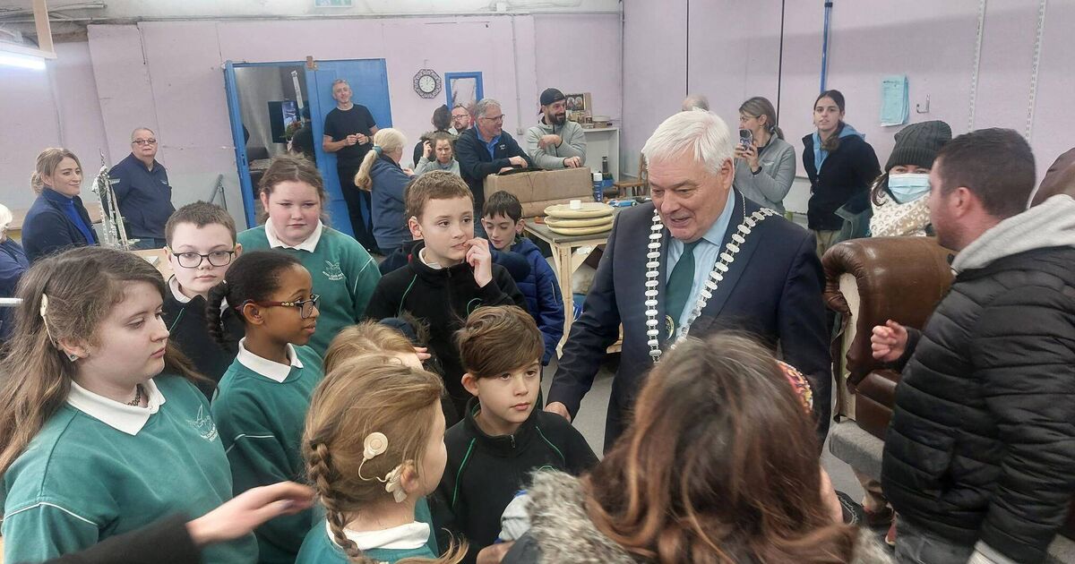 County Mayor praises Cork Deaf Enterprises for 'remarkable craftsmanship' at visit - Vimarsana News
