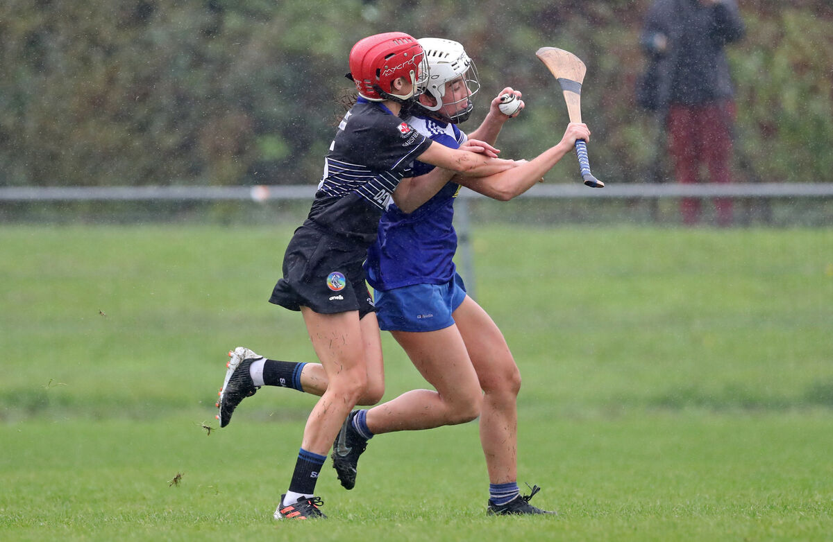 Niamh O'Callaghan, Sarsfields, challenges Eimear O'Reilly, Inniscarra. Picture: Jim Coughlan. Niamh O'Callaghan, Sarsfields, challenges Eimear O'Reilly, Inniscarra. Picture: Jim Coughlan.