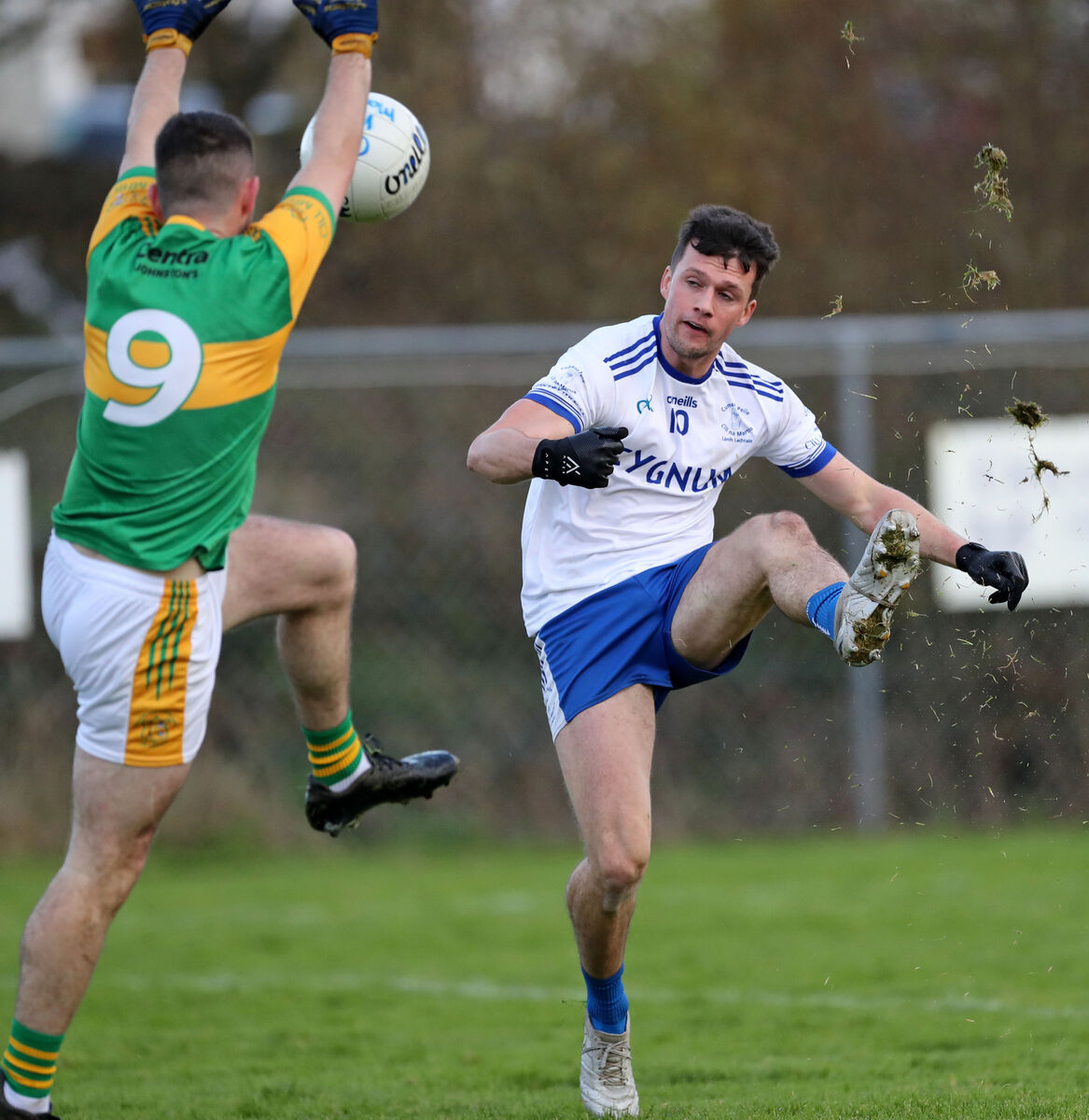  Daniel Ó Duinnín, Cill na Martra, shoots from Stan Lineen, Kilmihil. Picture: Jim Coughlan.
