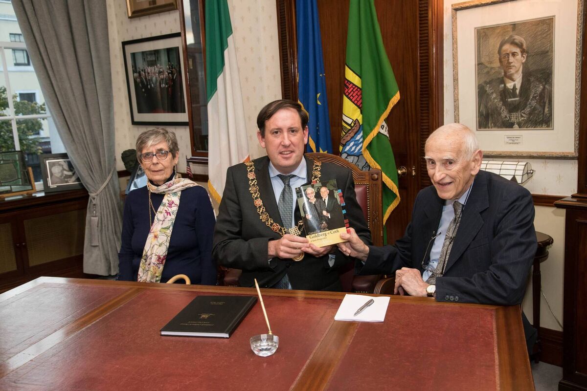 Cllr Kieran McCarthy, Lord Mayor of Cork City (centre), David Goldberg (right) and his wife Carla at the launch of ‘Gerald &amp; Sheila Goldberg of Cork: A Son’s Perspective’ by David Goldberg.