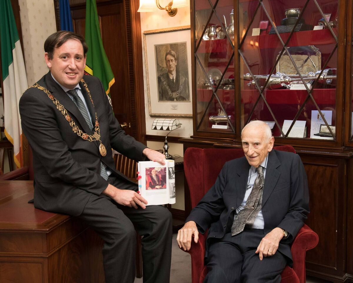 David Goldberg, son of Gerald Goldberg, who was Lord Mayor of Cork in 1977/78, sits in the same chair his father once sat in, beside the current Lord Mayor, Cllr Kieran McCarthy.