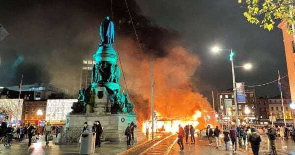 Dublin riots: Bus and Luas burnt, shops looted, as 400 gardaí face 'lunatic faction' - Vimarsana News