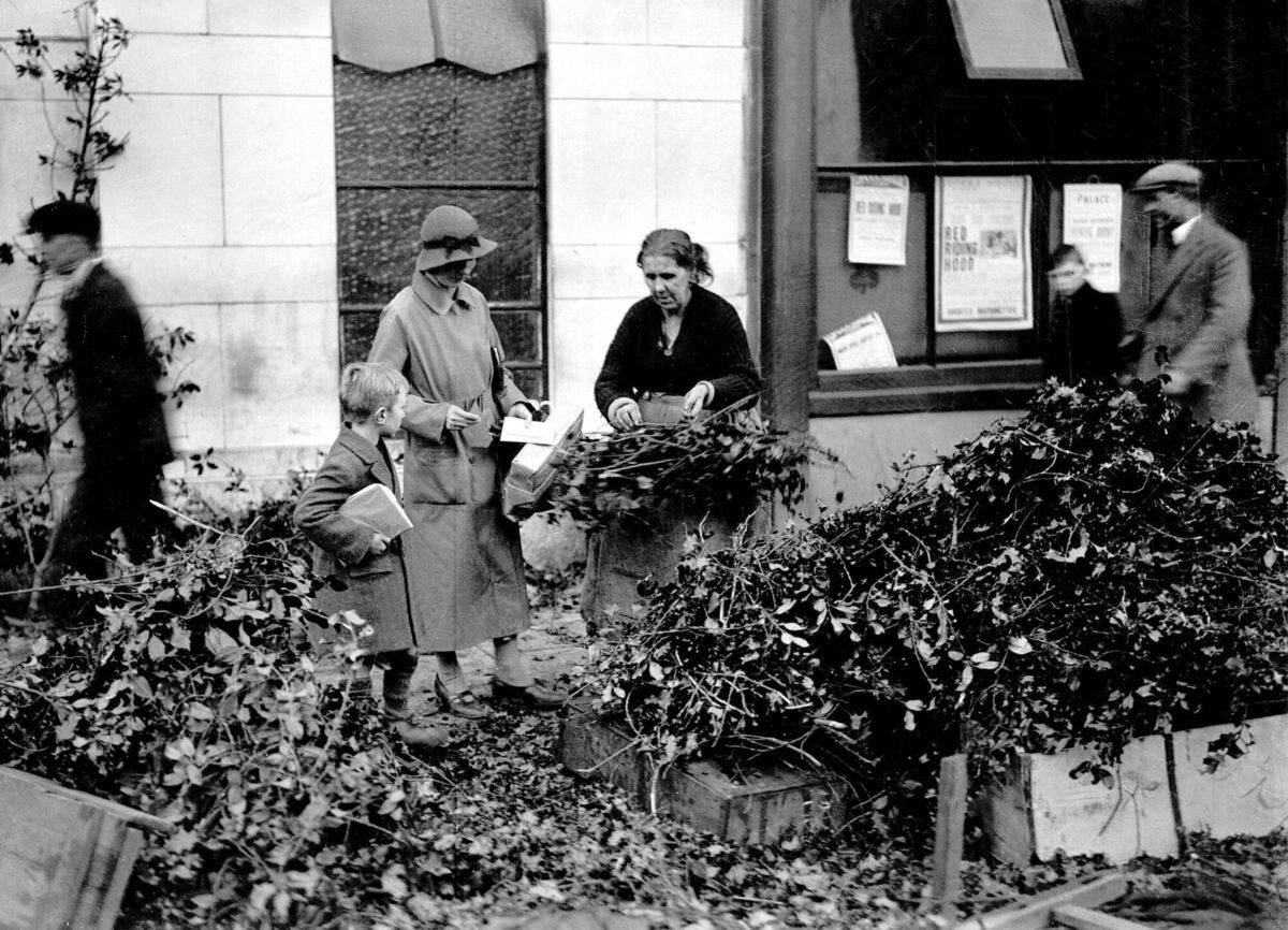 Christmas shopping at the Coal Quay in 1936