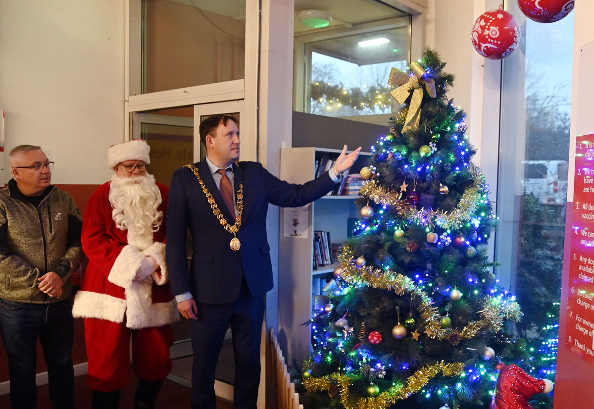 Cllr. Kieran McCarthy, Lord Mayor, with Santa and Vincent Cashman, manager, at the Christmas lights switch-on at the CSPCA, Mahon, Cork. Picture Denis Minihane.