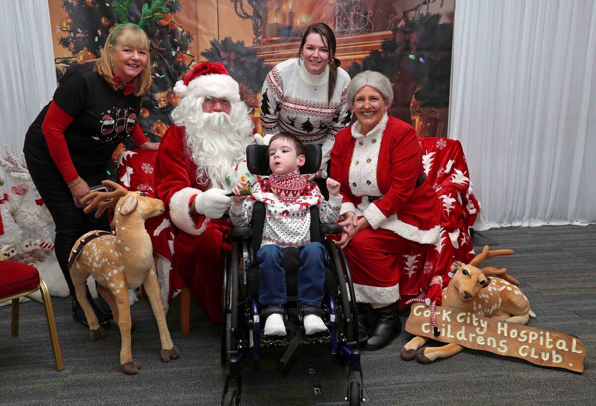 5-year-old Shay Mulhare, from Fairhill with grandmother Geraldine Mulhare, mum Rebecca Mulhare, Santa and Mrs. Claus. Picture: Jim Coughlan. 5-year-old Shay Mulhare, from Fairhill with grandmother Geraldine Mulhare, mum Rebecca Mulhare, Santa and Mrs. Claus. Picture: Jim Coughlan.