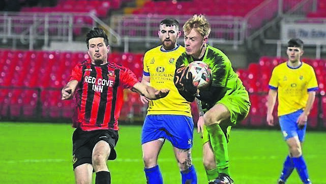 Carrigaline United goalkeeper Callan Scully takes possession as Ringmahon’s Jack Cairns closes in. Picture: Larry Cummins
Carrigaline United goalkeeper Callan Scully takes possession as Ringmahon’s Jack Cairns closes in. Picture: Larry Cummins