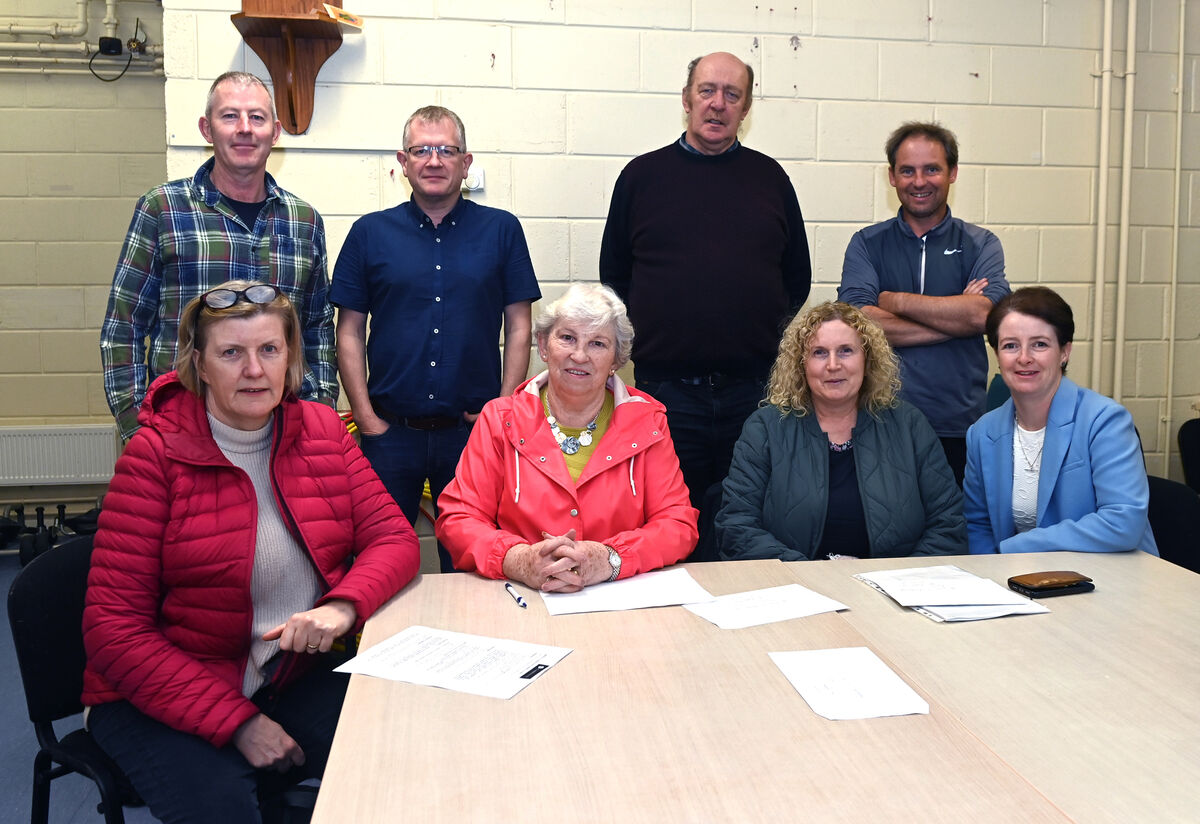 Imokilly-Midleton comhaltas committee, seated from left, Emer Hayes, chairperson; Marian Ryan, oen of the founders; Siobhan Fenton, secretary and Claire Robinosn, treasurer. Back from left, Sean Kelly, Micheá Murphy, PRO; Dave Leahy and Donal Enright.during rehearsals at St. Bridgets school, Midleton. Picture; Eddie O'Hare