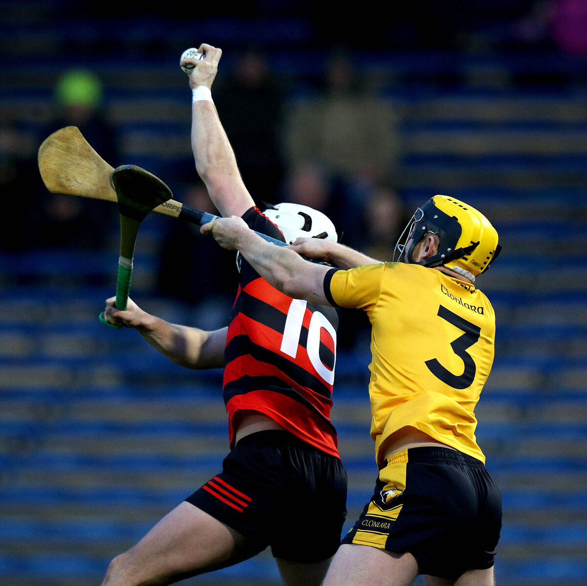 Ballygunner’s Dessie Hutchinson and Ger Powell of Clonlara under the dropping sliotar. Picture: INPHO/Ryan Byrne