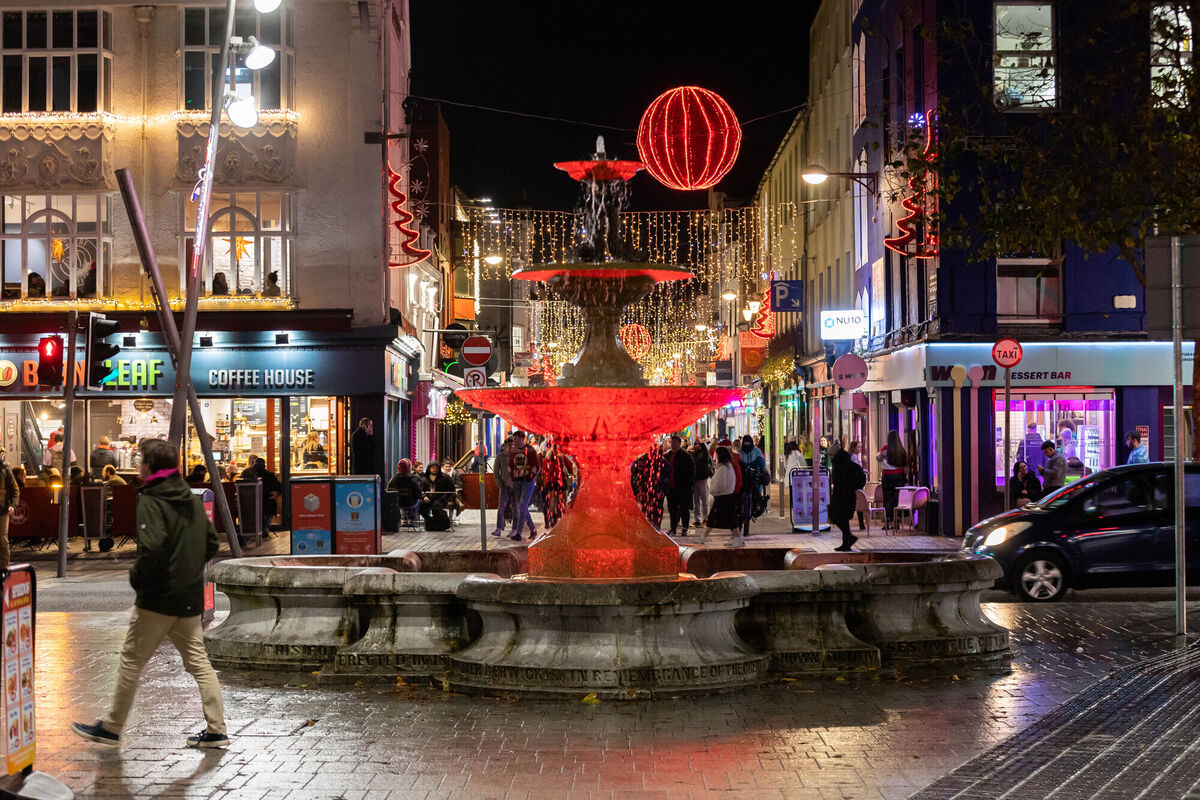 Berwick Fountain, Grand Parade lit up Red for Christmas.