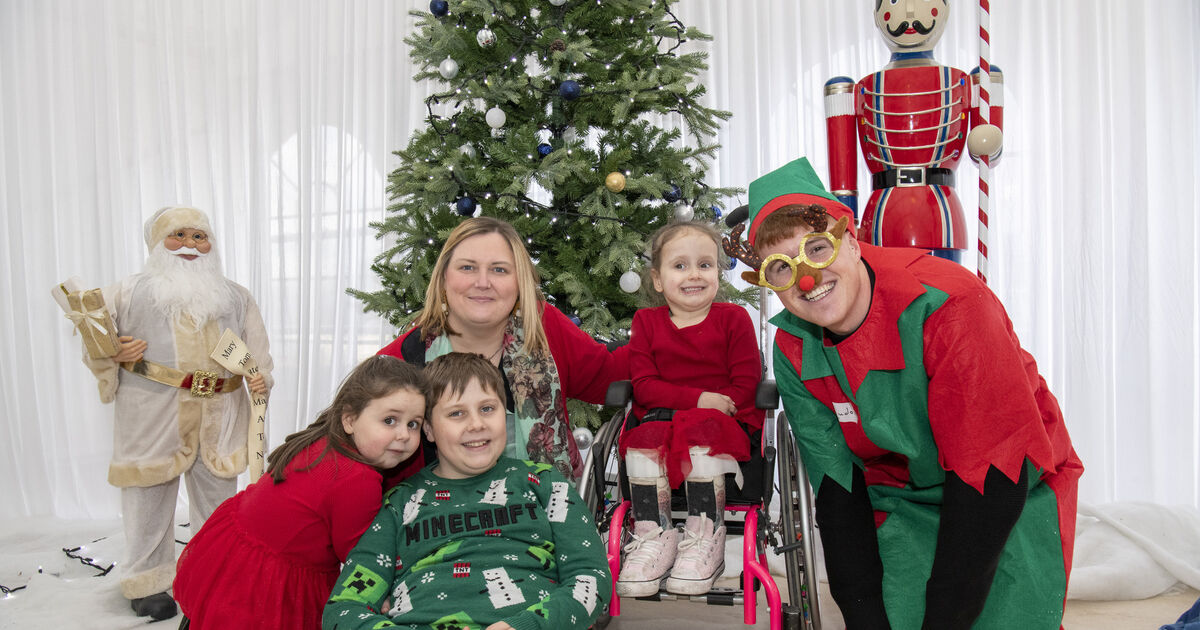 Pictures: 4-year-old Kaelyn from Carrigaline turns on the Christmas lights at Cork's Crann centre - Vimarsana News
