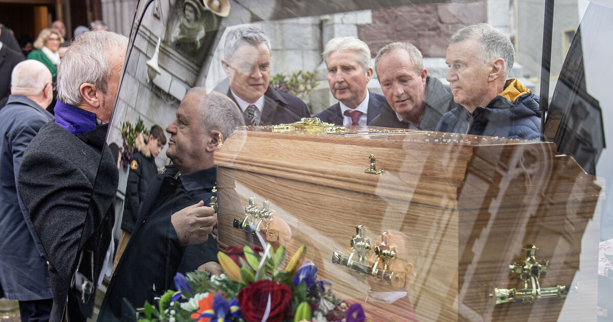 Moving tributes paid to the late Cork actor Frank Twomey at his funeral - Vimarsana News