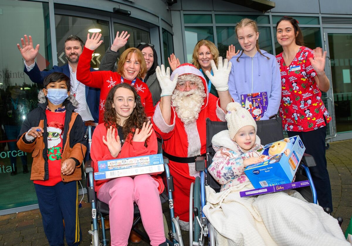 Santa with patients and staff at Cork University Hospital during the Kinsale Lions Club Christmas Toy Appeal. Picture. John Allen Santa with patients and staff at Cork University Hospital during the Kinsale Lions Club Christmas Toy Appeal. Picture. John Allen