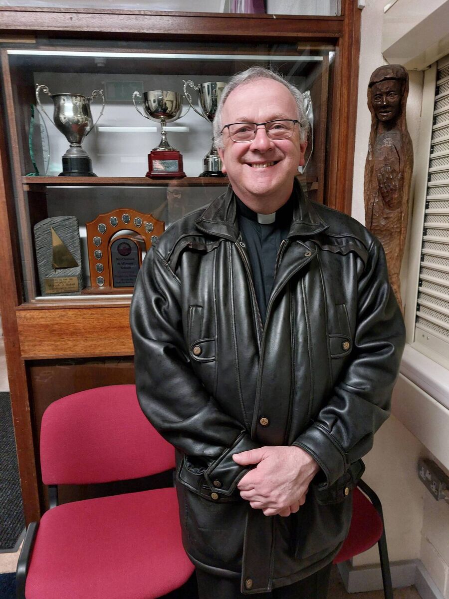 The Parish Priest of Baile Mhúirne/Cúil Aodha and Cill na Martra/Réidh na nDoirí and the administrator of Clondrohid/Carriganima, an tAthair Seán MacCarthaigh, will be celebrating 9 masses over Christmas weekend from Saturday until Monday.