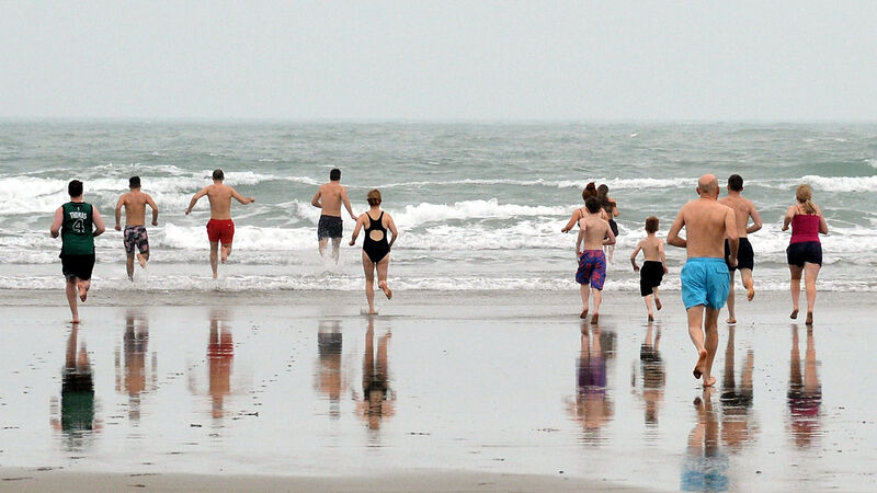 Cork swimmers urged to take two minutes to do a beach clean-up during Christmas swims 