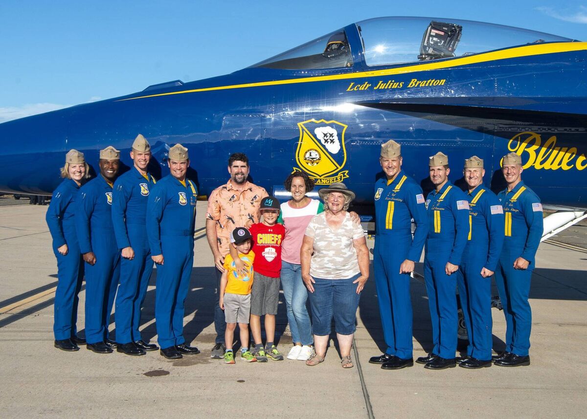 Máirtín de Cógáin and family.