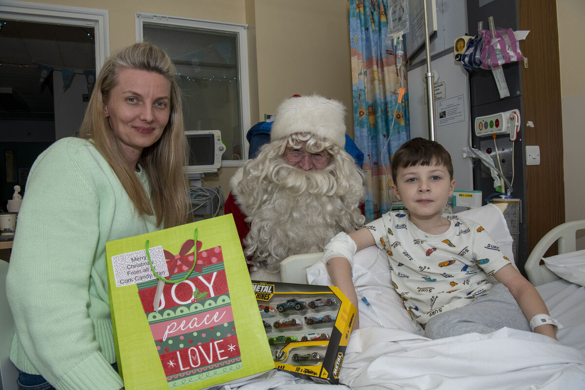 Pictured with Santa are Kuba Smotrycki (7) and mum Edyta from Carrigtwohill.