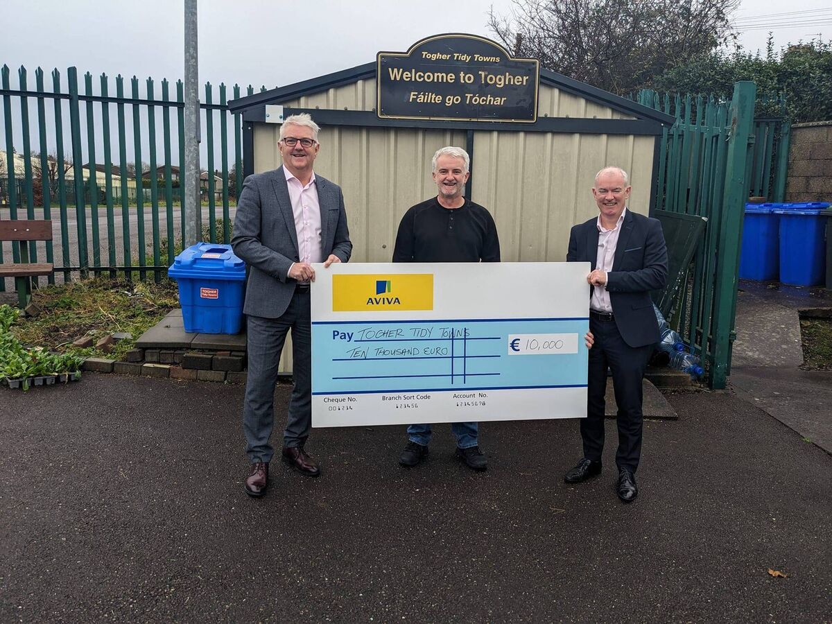  The chairperson of Togher Tidy Towns, Fergal O’Connor (centre), receives their cheque for €10,000 after Togher Tidy Towns were nominated for the Aviva Broker Community Fund by Frank Ramsay Financial Services