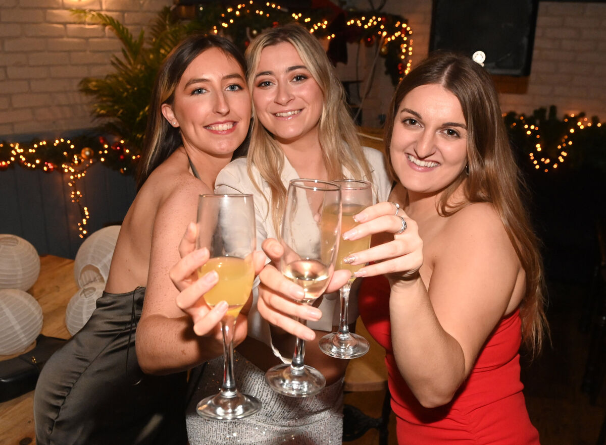 31st December 2023. Lily Cronin, Ciara O'Sullivan and Kate Faherty at the br on Anglesea St. Picture; Eddie O'Hare 31st December 2023. Lily Cronin, Ciara O'Sullivan and Kate Faherty at the br on Anglesea St. Picture; Eddie O'Hare