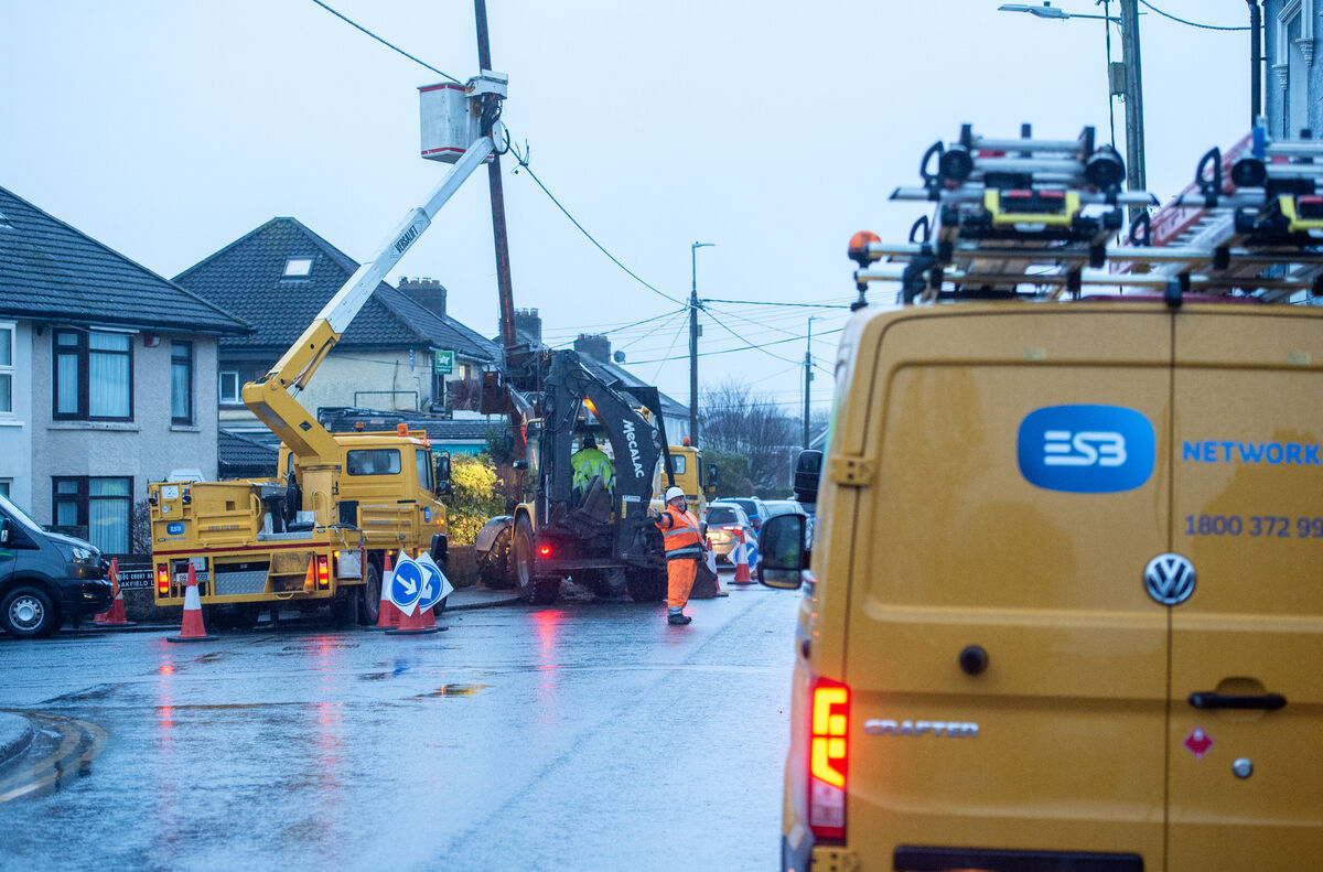  ESB crews working on broken power lines on the Ballinlough Road, Cork as Storm Isha hits the south of the country. Picture Dan Linehan
