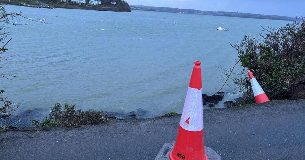 ジョセリン暴風雨でコーク沿岸村の道路の一部が流された
