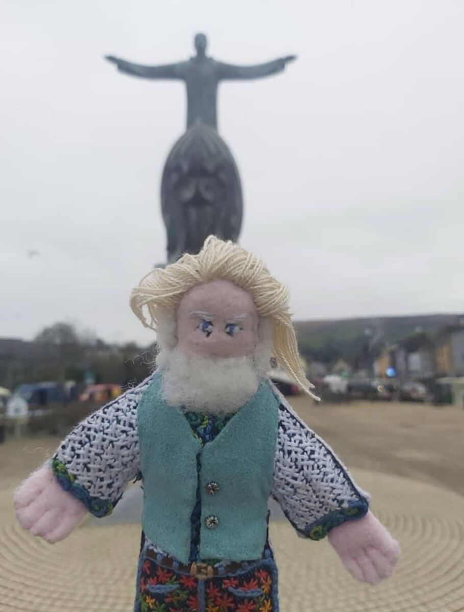 Doll Seamus in Bantry in front of the statue of Brendan the Navigator