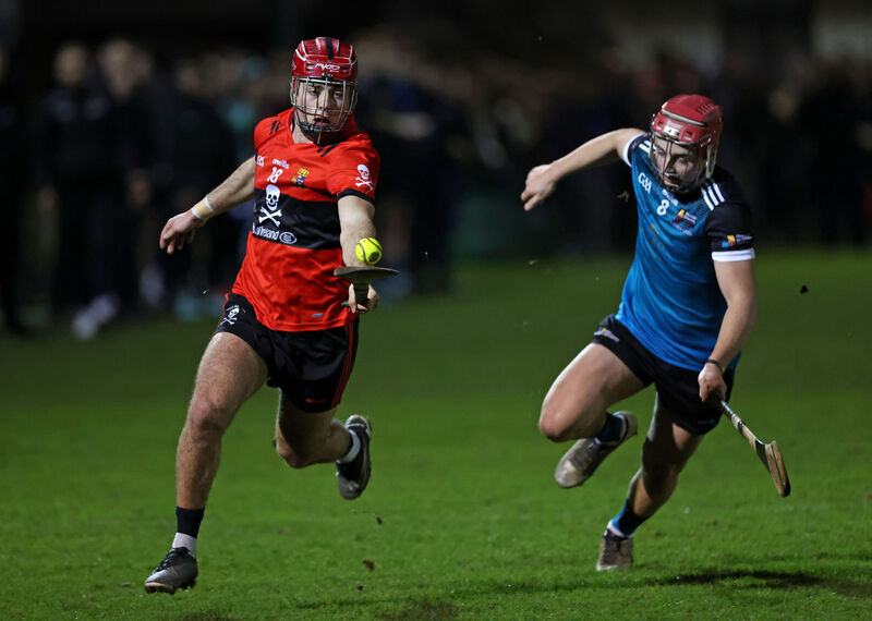     William Buckley, UCC, bat Cillian Hackett Maynooth lors de la Coupe Fitzgibbon à Mardyke.  Photo : Jim Coughlan