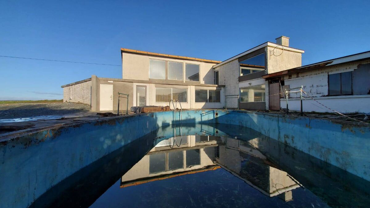 The hotel in Owenahincha - with its outdoor pool. The hotel in Owenahincha - with its outdoor pool.