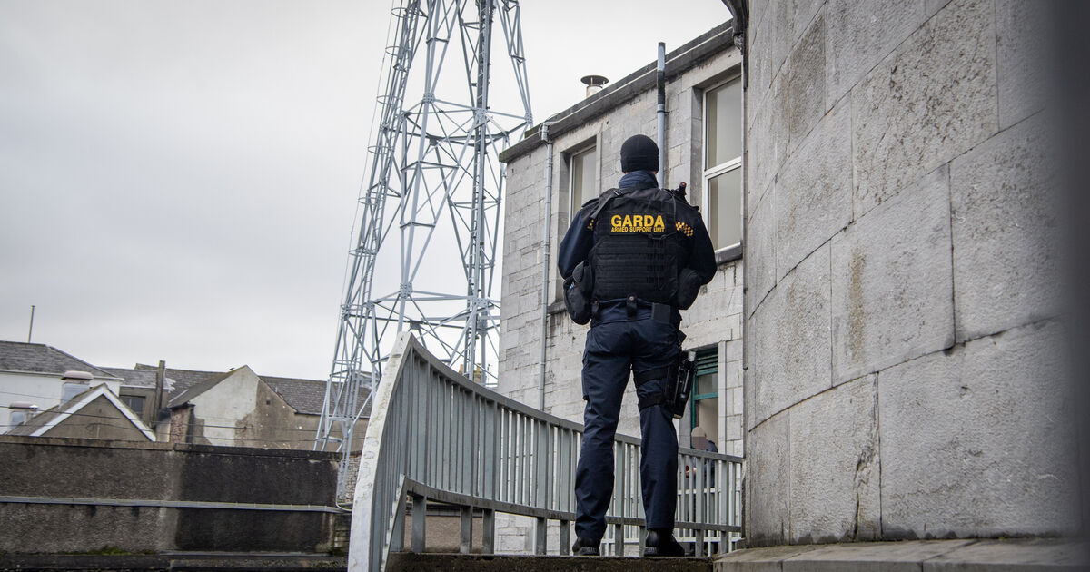 Gardaí granted further period of detention in case of two men arrested in connection with €33m Port of Cork seizure - Vimarsana News