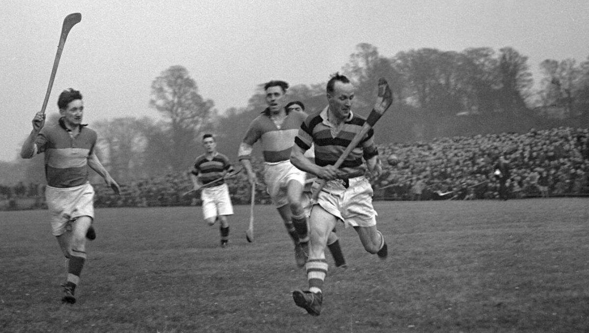 Christy Ring in actio, Sarsfields v Glen Rovers Oireachtas Mumham Final at Athletic Grounds Cork 27/03/49 . Christy Ring in actio, Sarsfields v Glen Rovers Oireachtas Mumham Final at Athletic Grounds Cork 27/03/49 .